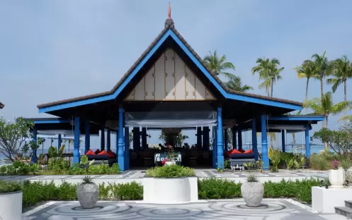 SAii Lagoon Maldives_Miss Olive Oyl Pool bar SAii Lagoon Maldives_Miss Olive Oyl Pool bar