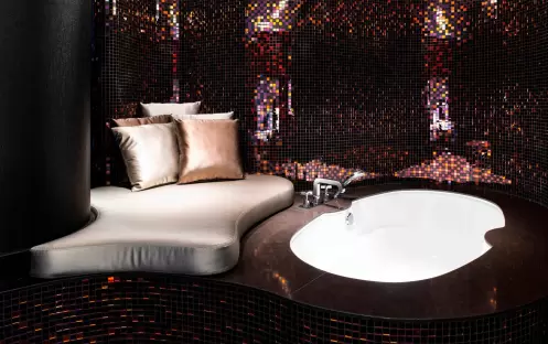 CORNER SUITE BATHTUB_001