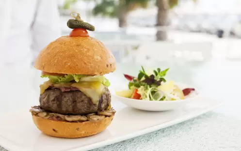 Poolside's beef burger_3942 Poolside's beef burger_3942