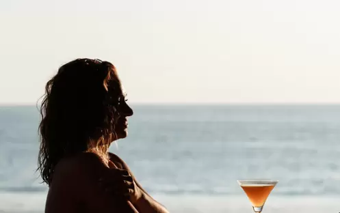BEACH BAR LADY CLOSE UP BEACH BAR LADY CLOSE UP