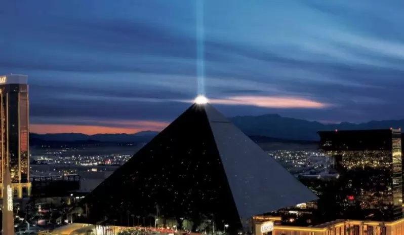 luxor-hotel-exterior-property-shot-beam-night.tif.image.1440.550.high_001 luxor-hotel-exterior-property-shot-beam-night.tif.image.1440.550.high_001
