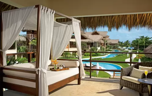 ROMANTIC JUNIOR SUITE POOL VIEW BED ROMANTIC JUNIOR SUITE POOL VIEW BED