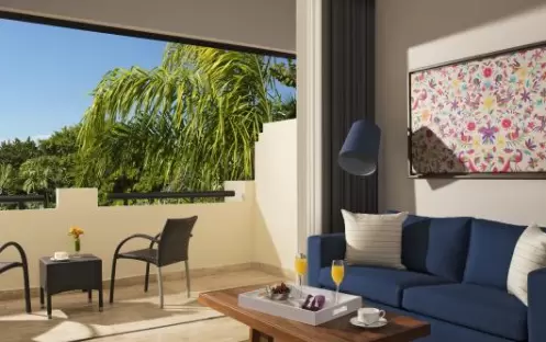 DELUXE JUNIOR SUITE TROPICAL VIEW LIVING ROOM DELUXE JUNIOR SUITE TROPICAL VIEW LIVING ROOM