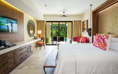 SECRETS AKUMAL JUNIOR SUITE SWIM OUT QUEEN SECRETS AKUMAL JUNIOR SUITE SWIM OUT QUEEN