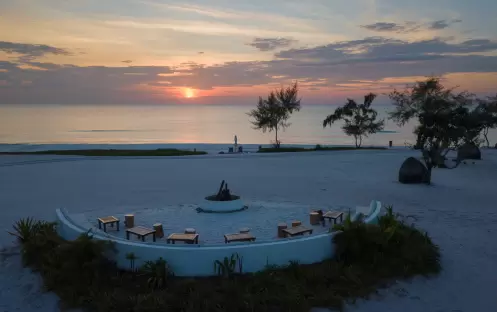 THE CHILL AT NIGHT THE CHILL AT NIGHT