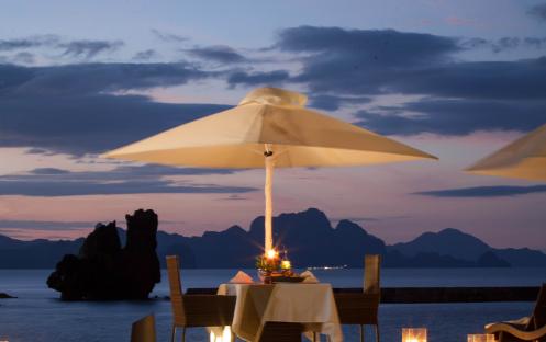 Poolside Dining Poolside Dining