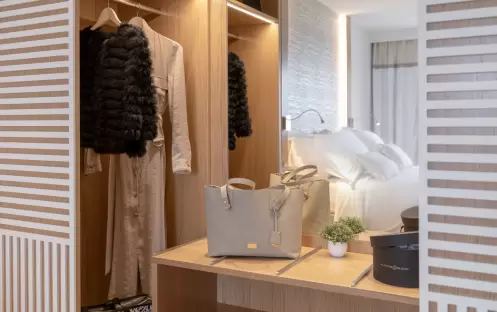 HOTEL BELLEVUE - EXECUTIVE SUITE WARDROBE HOTEL BELLEVUE - EXECUTIVE SUITE WARDROBE