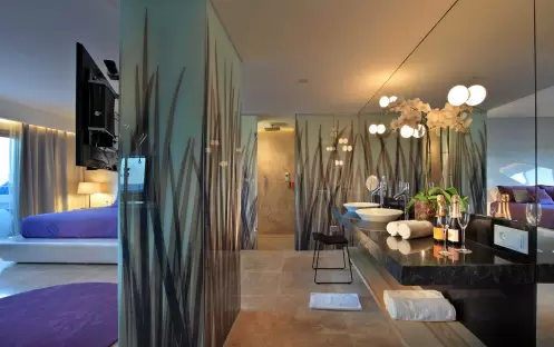 USHUAIA - ANYTHING CAN HAPPEN STAGE VIEW DRESSING ROOM USHUAIA - ANYTHING CAN HAPPEN STAGE VIEW DRESSING ROOM