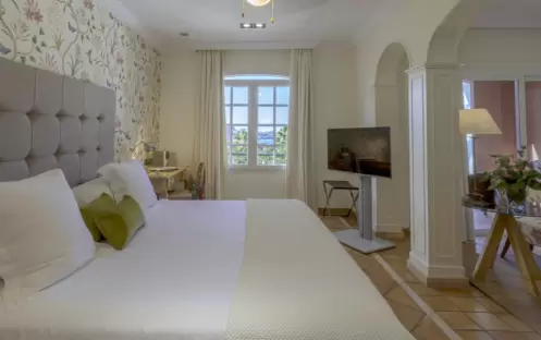 JUNIOR SUITE BEDROOM