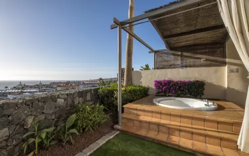 Garden villa with jacuzzi