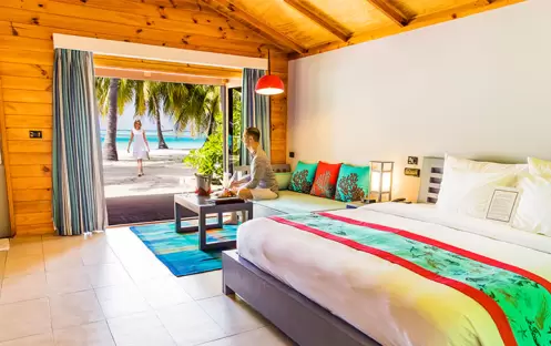 MeeruBeachVillaInteriorwithModel-Mobile_001