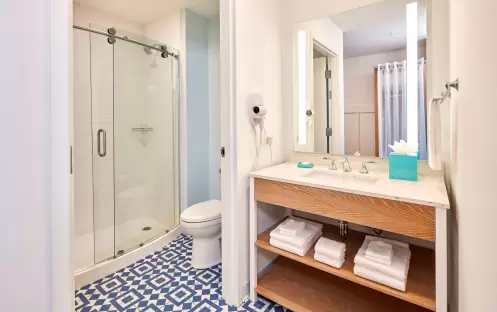 Universal’s Endless Summer Resort  Surfside Inn and Suites - Standard Room  Washroom Universal’s Endless Summer Resort  Surfside Inn and Suites - Standard Room  Washroom