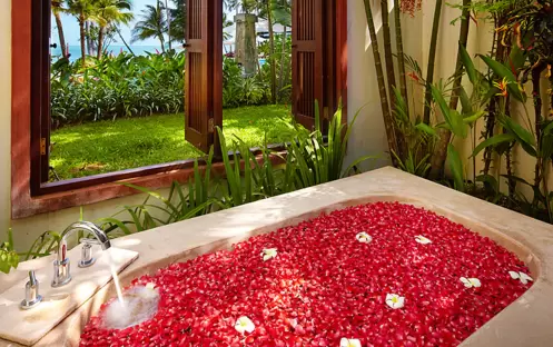 Melati Beach Resort - Presidential Suite  Bathtub Melati Beach Resort - Presidential Suite  Bathtub