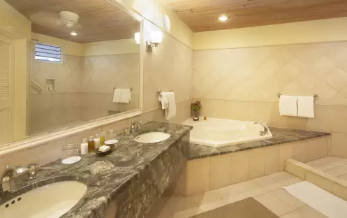 3 - Junior Suite Beachfront (Lower Level) Bathroom