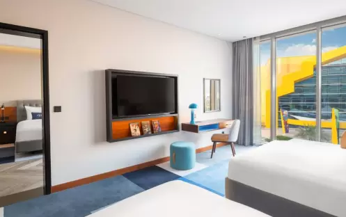 WB Abu Dhabi Two Double Beds Artist Room with Yas Theme Park Access - Detail WB Abu Dhabi Two Double Beds Artist Room with Yas Theme Park Access - Detail