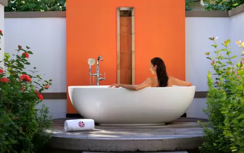 Angsana Velavaru Beachfront Infinity Pool Villa Bathtub_002 Angsana Velavaru Beachfront Infinity Pool Villa Bathtub_002