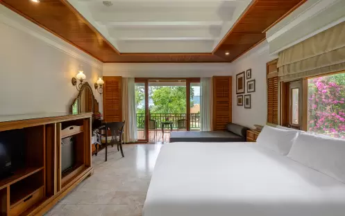 Lagoon Poolside with Bathtub Lagoon Poolside with Bathtub