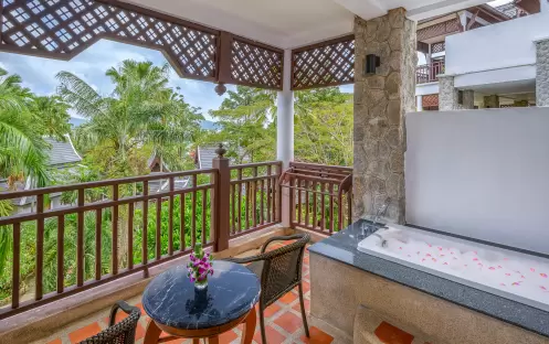 Hillside with Terrace Bathtub Hillside with Terrace Bathtub