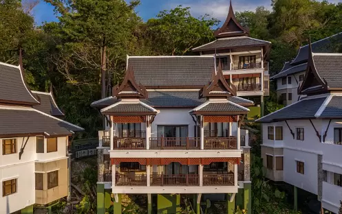 Hillside with Terrace Bathtub Hillside with Terrace Bathtub