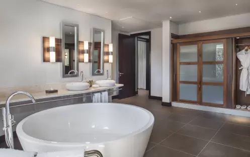 Trou Aux Biches Beachcomber Golf Resort & Spa - Beachfront Senior Pool Suite Bathroom Trou Aux Biches Beachcomber Golf Resort & Spa - Beachfront Senior Pool Suite Bathroom