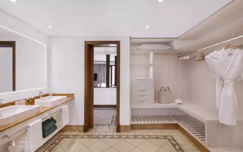 Paradis Beachcomber Golf Resort & Spa - Rooms - Junior Suite Beach Front Bathroom Paradis Beachcomber Golf Resort & Spa - Rooms - Junior Suite Beach Front Bathroom