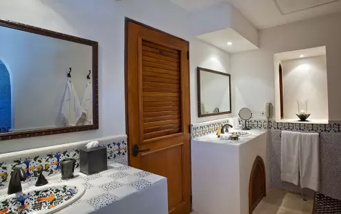 Bathroom to Junior-Suites Bathroom to Junior-Suites