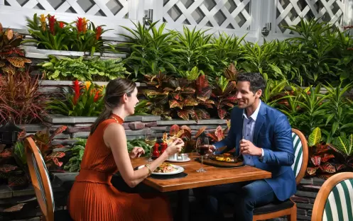 La Taverne Dining Couple La Taverne Dining Couple