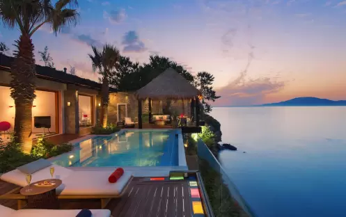 Royal Infinity, Outdoor at night Royal Infinity, Outdoor at night