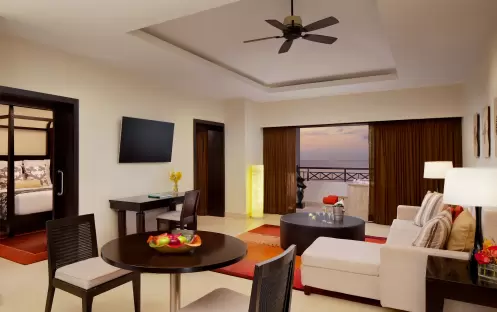 Preferred Club Master Suite Ocean Front, Dining Table Preferred Club Master Suite Ocean Front, Dining Table