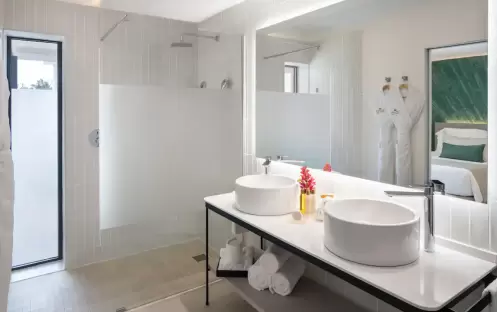 Preferred Club Junior Suite Swim Up, Bathroom Interior Preferred Club Junior Suite Swim Up, Bathroom Interior