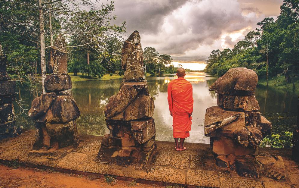 Angkor Ban - MEK_AngkorWat_Monk_water.jpg