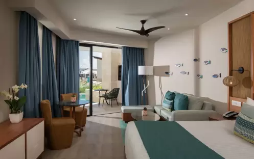 Preferred Club Junior Suite Swim-Out, Bed Preferred Club Junior Suite Swim-Out, Bed