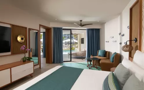 Preferred Club Master Suite Swim-Out Adults Only, Bed Preferred Club Master Suite Swim-Out Adults Only, Bed