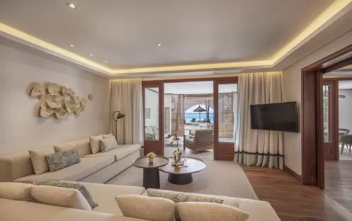 Senior Suite Beachfront, Living Senior Suite Beachfront, Living