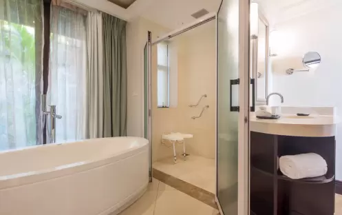 mrutb-accessible-guestbathroom-6949-hor-clsc mrutb-accessible-guestbathroom-6949-hor-clsc