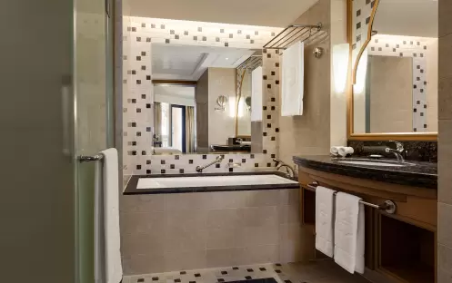 SHANGRI LA AL BANDAR - Premier Room - Bathroom SHANGRI LA AL BANDAR - Premier Room - Bathroom