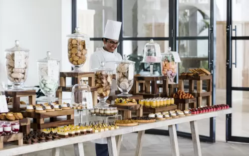 One&Only Le Saint Geran - L'Artisan_Presentation_Table_With_Chef One&Only Le Saint Geran - L'Artisan_Presentation_Table_With_Chef