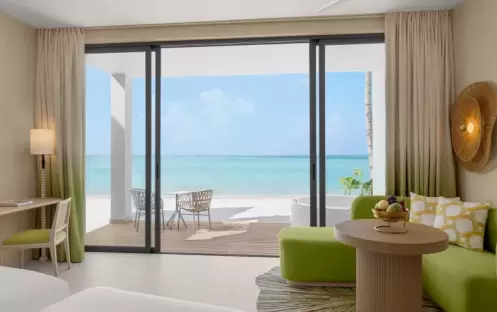 06-cmlm-mirage-beachfront-room-with-jacuzzi-02 (1).jpg