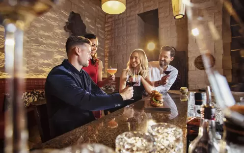 Atlantis The Palm - Seafire Steakhouse_friends-drinksatthebar Atlantis The Palm - Seafire Steakhouse_friends-drinksatthebar