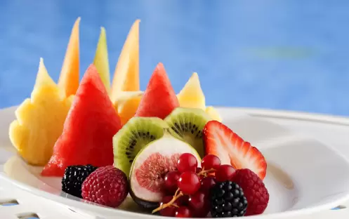 Atlantis The Palm - The Edge_seasonalfreshfruitplatterwithberries Atlantis The Palm - The Edge_seasonalfreshfruitplatterwithberries