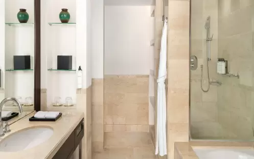 middle-east-holidays-qatar-grand-hyatt-doha-king-bed-club-access-bathroom