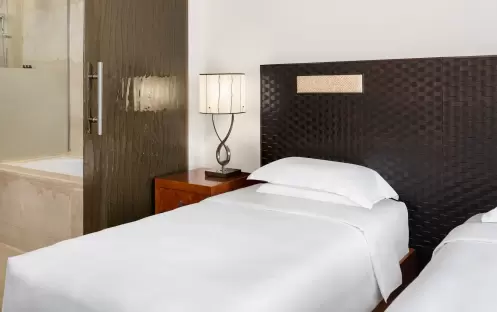 middle-east-holidays-qatar-grand-hyatt-doha-twin-beds-sea-view-bathroom