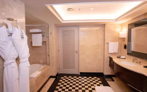 Sea view suite with balcony and lounge access - Bathroom (2) copy Sea view suite with balcony and lounge access - Bathroom (2) copy