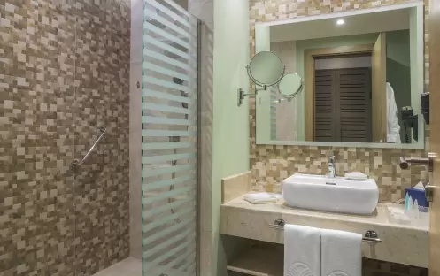 middle-east-holidays-ras-al-khaimah-the-cove-rotana-resort-pool-view-room-bathroom middle-east-holidays-ras-al-khaimah-the-cove-rotana-resort-pool-view-room-bathroom
