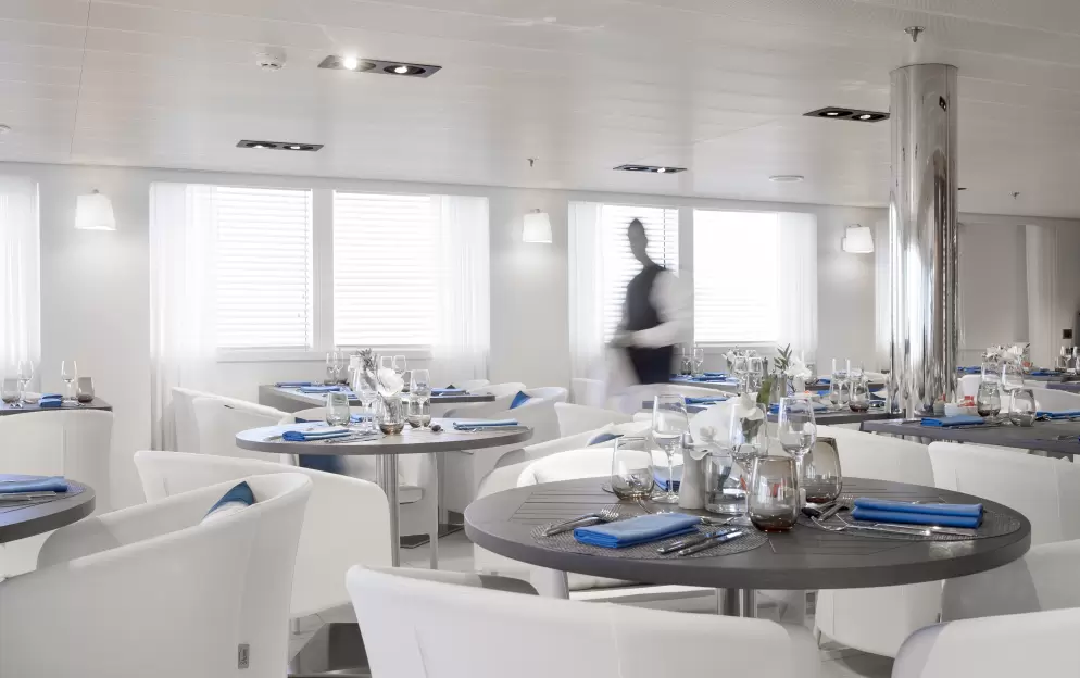 Ponant, Le Lyrial Grill Restaurant 02 ©PONANTFrançois Lefebvre.jpg