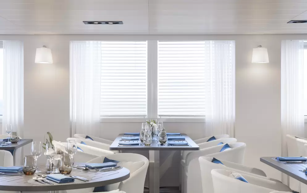 Ponant, Le Lyrial Grill Restaurant 03 ©PONANTFrançois Lefebvre.jpg