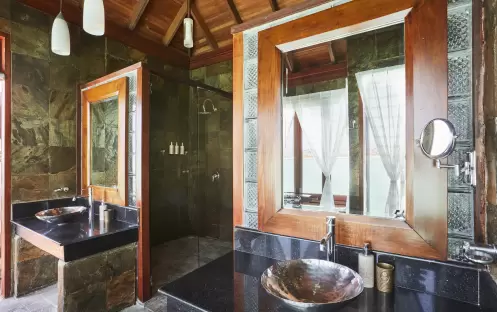 indian-ocean-holidays-maldives-sun-siyam-olhuveli-deluxe- water-villa-bathroom indian-ocean-holidays-maldives-sun-siyam-olhuveli-deluxe- water-villa-bathroom