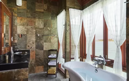indian-ocean-holidays-maldives-sun-siyam-olhuveli-prestige- jacuzzi-water-villa-bathroom indian-ocean-holidays-maldives-sun-siyam-olhuveli-prestige- jacuzzi-water-villa-bathroom