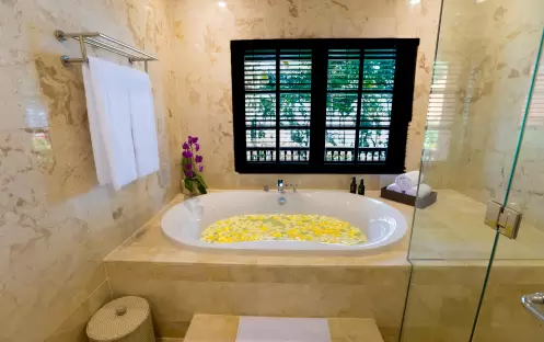 asia-holidays-indonesia-bali-puri-santrian-beach-resort-spa-santrian-suite-bathroom