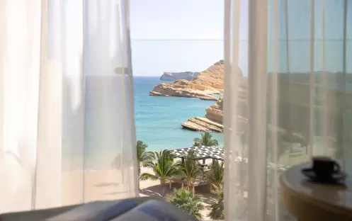 middle-east-holidays-oman-jumeirah-muscat-bay-ocean-balcony-club-room middle-east-holidays-oman-jumeirah-muscat-bay-ocean-balcony-club-room
